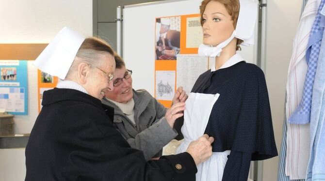 Letzte Korrektur an der Ausstellung vor der Eröffnung.  GEA-FOTO: MEYER