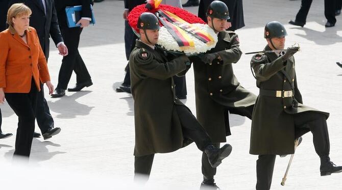 Bundeskanzlerin Merkel geht am Atatürk-Mausoleum in Ankara zur Kranzniederlegung. Foto: Kay Nietfeld