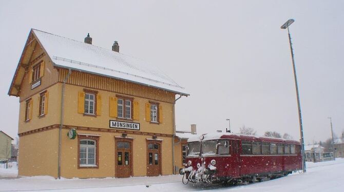 Fahrten des Sommerferien-Express mit einem historischen MAN-Schienenbus - hier im Winterquartier am Bahnhof Münsingen - treffen