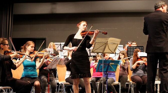 Das große Orchester der Jugendmusikschule Steinlach begeisterte - genauso wie Solistin Rebecca Creuzberger. FOTO: HAMMER