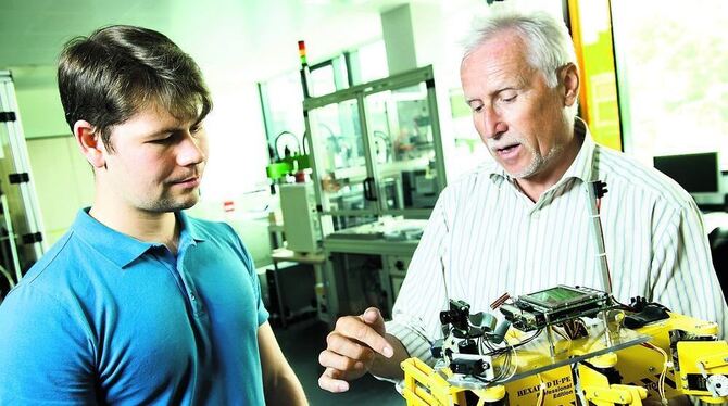 Verbindliche Regeln und Vertrauen: Professor Gerhard Gruhler (rechts) mit Student im Roboterlabor der Hochschule.	FOTO: SCHEURIN