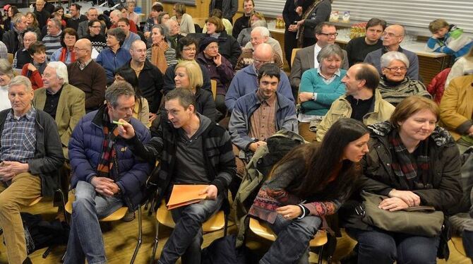 Mit mehr als hundert Besuchern war die Aula der Freien Evangelischen Schule gut besucht. FOTO: NIETHAMMER