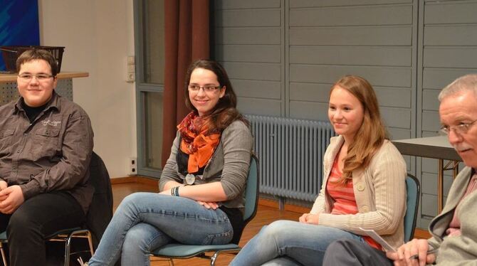 Johannes Baumann, Julia-Isabelle Ruopp und Lea Wyndorps diskutieren mit Moderator Ulrich Vöhringer (von links). GEA-FOTO: SAUTTE