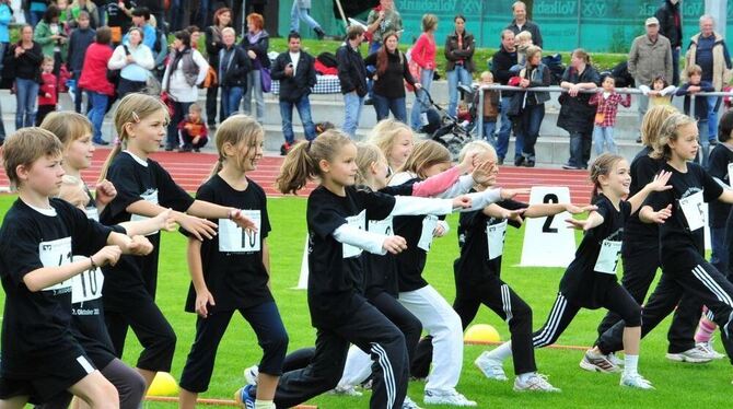 Schüler bei der Eröffnung des Belsener Ernwiesenstadions im Oktober 2010 - zum Glück bei gutem Wetter.  GEA-ARCHIVFOTO: MEYER