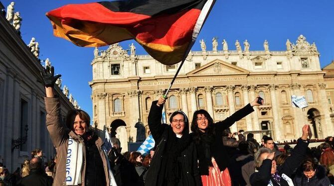 Tausende Gläubige haben sich vor dem Petersdom versammelt, um den Pontifex zu verabschieden. Foto: Bernd von Jutrczenka