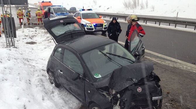 Eine 20-jährige Autofahrerin ist auf einen vorausfahrenden Lastwagen geschleudert. FOTO: PR