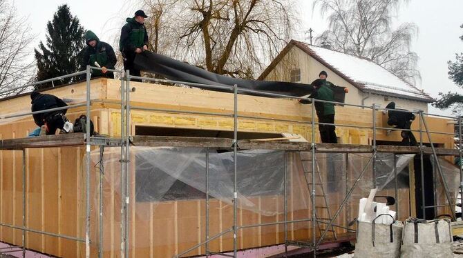 Bis Ende der Woche sollen auch die Fenster eingebaut sein. FOTO: NIETHAMMER