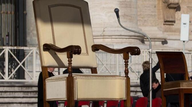 Der leere Stuhl des Papstes. Foto: Michael Kappeler