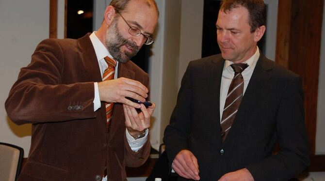 Für sein Engagement erhielt Andreas Bauer (rechts) von Bürgermeister Jürgen Soltau die Bürgermedaille in Silber. GEA-FOTO: IST