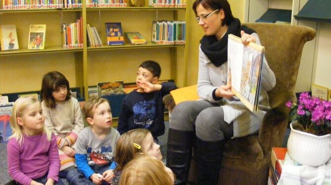 Märchenstunde in der Mediothek: Die Kinder hingen Vorleserin Iris Wirth-Halbherr an den Lippen.  FOTO: BÖRNER