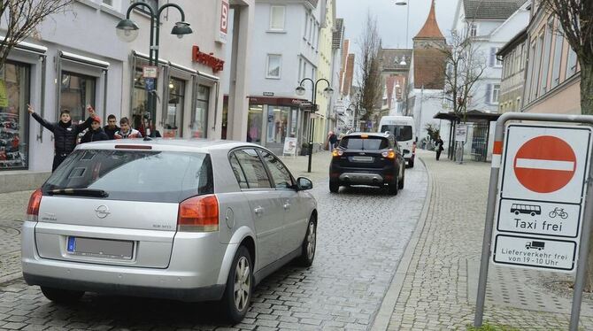 Die Verbotsschilder nützen wenig: Nach wie vor fahren viele Autofahrer in der Metzgerstraße einfach geradeaus, wo sie eigentlich