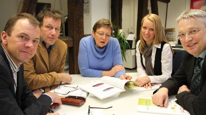 Die Beteiligten (von links) Andreas Bauer, Dr. Jürgen Strohmaier, Gisela Steinhilber, Rebecca Schmolke und Robert Hahn hoffen na