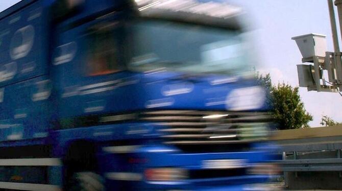 Ein Lastwagen in voller Fahrt auf einer Autobahn: In Nordrhein-Westfalen gibt es eine spektakuläre Raubserie. Foto: Rolf Venn