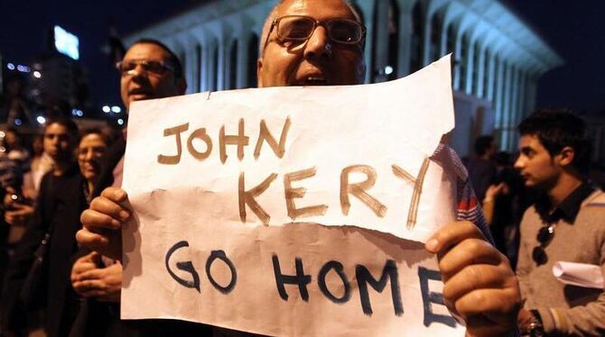 Demonstranten protestieren vor dem Außenministerium im Kairo gegen die Visite von John Kerry. Foto: Khaled Elfiqi