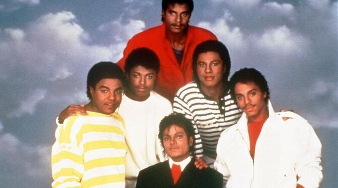 US-Sänger und Songwriter Michael Jackson (M) mit seinen Brüdern (l-r): Tito, Randy, Jackie, Jermaine und Marlon (undatierte A