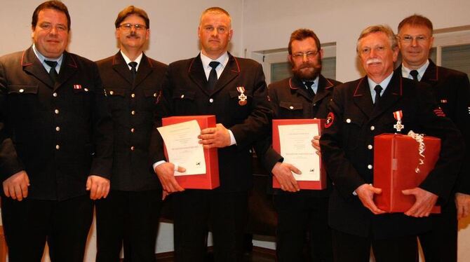 Ehrungen bei der Engstinger Feuerwehr (von links): Rolf Betz (stellvertretender Kommandant), Kreisbrandmeister Wolfram Auch, Kla