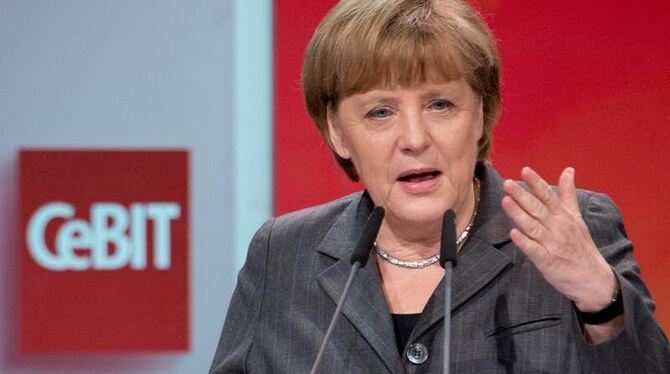 Bundeskanzlerin Angela Merkel (CDU) spricht bei der Eröffnungsfeier der weltweit größten Computermesse CeBIT. Foto: Jochen Lü