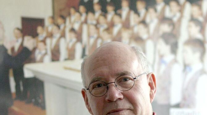 Chorleiter Eckhard Weyand vor einem Plakat mit dem Knabenchor Capella vocalis im Probenraum in der Brucknerstraße. GEA-FOTO: KNA