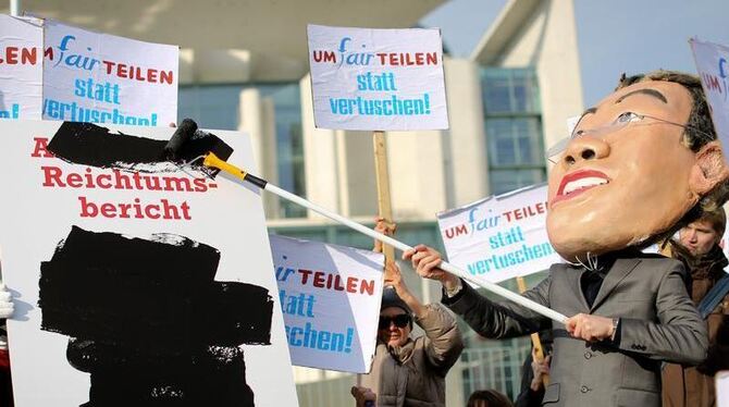 Aktivisten demonstrieren vor dem Bundeskanzleramt in Berlin gegen den vierten Armuts- und Reichtumsbericht der Bundesregierun