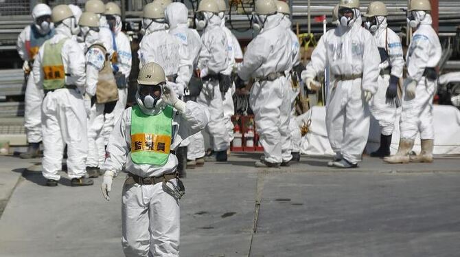 Arbeiter in Fukushima: Zehntausende Japaner werden in den nächsten Jahren an Krebs erkranken, sagen Experten voraus. Foto: Is