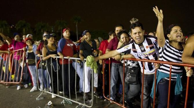 In Venezuela wehen die Flaggen auf Halbmast. Viele Venezolaner nahmen bereits Abschied von Präsident Hugo Chávez. Foto: Boris