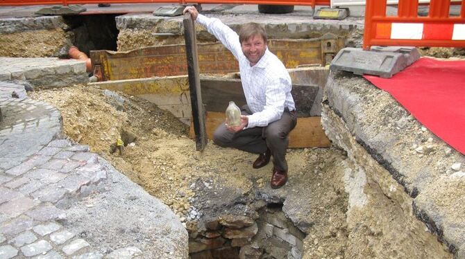 Stefan Lachenmann mit 2012 freigelegtem Schacht des Roten Brunnens, der mittlerweile wieder überdeckt ist, aber dauerhaft sichtb