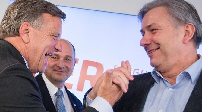 Hartmut Mehdorn und Klaus Wowereit schlagen ein. Foto: Hannibal