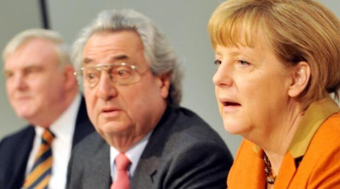 Bundeskanzlerin Angela Merkel (CDU,r-l) Dieter Hundt, Präsident der Bundesvereinigung der Deutschen Arbeitgeberverbände und H