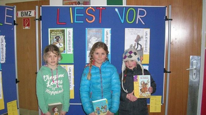 Wannweiler Grundschülerinnen präsentieren beim Vorlese-Projekt mit Freude ihre Ausleihbücher. FOTO: LUCCA CZESLA