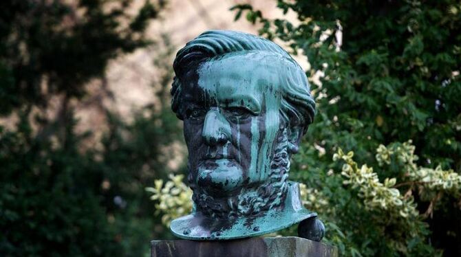 Büste des Komponisten Richard Wagner im Garten des Jagdschlosses in Graupa. Foto: Arno Burgi