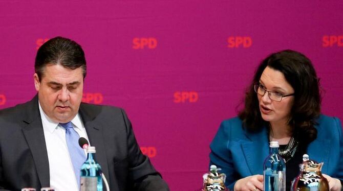 Parteichef Gabriel und Generalsekretärin Nahles bei der Bundesvorstandssitzung. Die SPD-Spitze berät über das Wahlprogramm. F