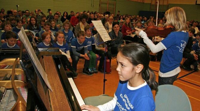 Hoch konzentriert musizierten die Kleinengstinger Grundschüler beim Konzert des Fördervereins. FOTO: LEIPPERT