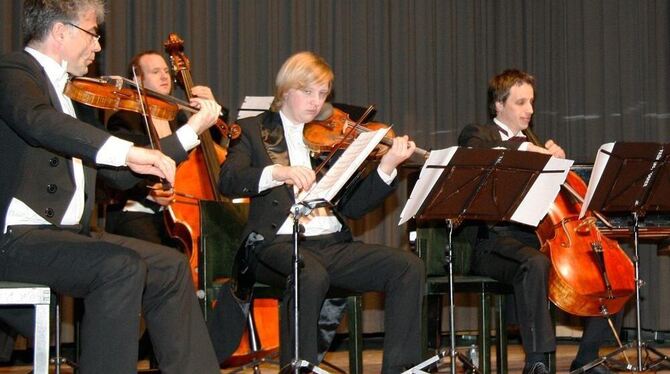 Die Stuttgarter Saloniker mit Kapellmeister Patrick Siben am Flügel. FOTO: LEIPPERT