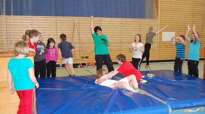 Auch Gewaltschutz-Übungen mit einer Karate-Trainerin gehörten zum Programm. FOTO: HÄS