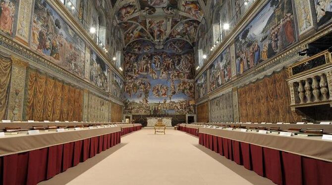 In der Sixtinischen Kapelle ist alles für die Wahl des neuen Papstes vorbereitet. Foto: OSSERVATORE ROMANO