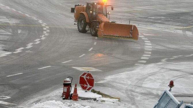 Ein Schneebagger fährt auf dem Flughafen in Frankfurt am Main. Foto: Fredrik von Erichsen/Archiv