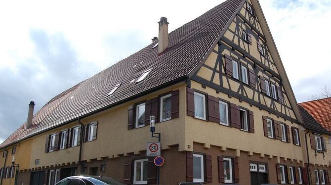 Noch heute hat das Haus mit dem markanten Fachwerk zwei Eingänge und zwei Adressen: Hindenburgstraße 22 und Schlossstraße 2. Geb