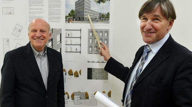 Jury-Präsident Eckart Rosenberger (links) und GWG-Chef Karl-Heinz Walter präsentieren den Sieger-Entwurf des Reutlinger Architek