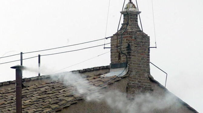 Weißer Rauch steigt aus dem Schornstein der Sixtinischen-Kapelle.