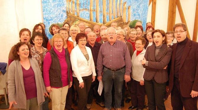 Der Trochtelfinger St. Martin-Chor bei einer der letzten Proben in der Pfarrscheuer. Viel Aufmerksamkeit ist gefragt. FOTO: HÄUS