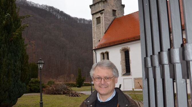 Pfarrer Michael Keller vor der Honauer Kirche. GEA-FOTO: SAUTTER