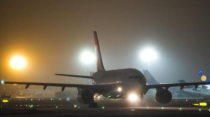 Schneefälle und gefrierende Nässe haben den Betrieb auf Deutschlands größtem Flughafen massiv behindert. Foto: Nicolas Armer