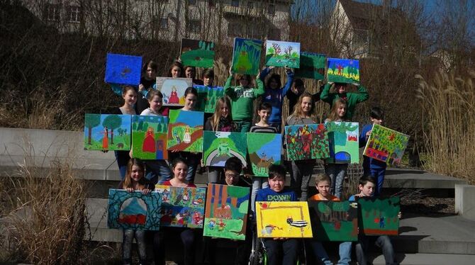 Die jungen Künstler der Klasse 6 b, der Kunstklasse an der Realschule Pliezhausen mit ihren Märchenbildern, die sie zur Wanderau