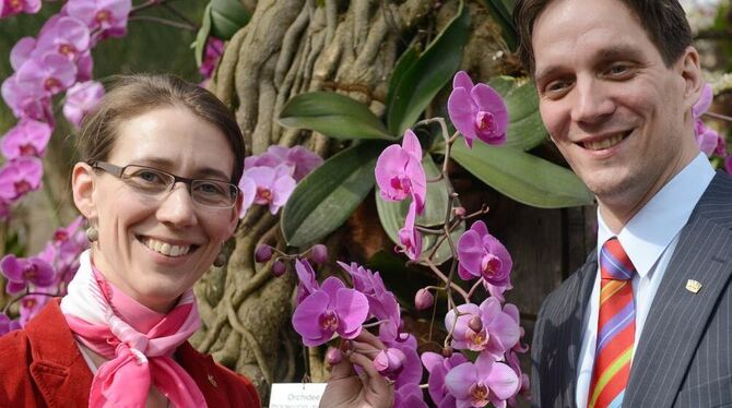 Bettina Gräfin Bernadotte und ihr Bruder Björn Graf Bernadotte stehen auf der Bodenseeinsel Mainau im Palmenhaus vor Orchideen m