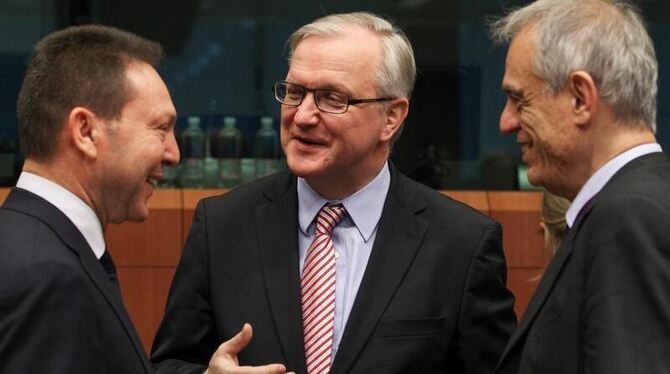 Griechenlands Finanzminister Yannis Stournaras (l), EU-Finanzkommissar Olli Rehn (M) und Zyperns Finanzminister Michael Sarri