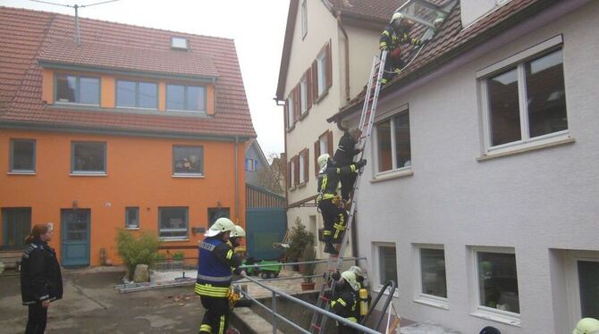 Die Feuerwehr musste die Menschen aus den oberen Stockwerken retten.