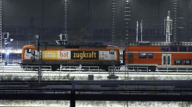 Personenzug auf dem Abstellgleis: Bei der Bahn haben Warnstreiks begonnen. Bahnreisende müssen sich bundesweit auf Zugausfäll