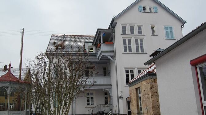 Das Auguste-Völter-Haus in der Schlossstraße mit Gartenpavillon (links) und Waschhaus (rechts), das heute mit dem rechts angesch