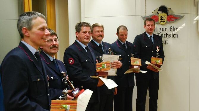 Sechs Mössinger Feuerwehrmänner zeichnete Kreisbrandmeister Karl Hermann mit dem Ehrenzeichen in Silber für 25 Jahre Dienst aus: