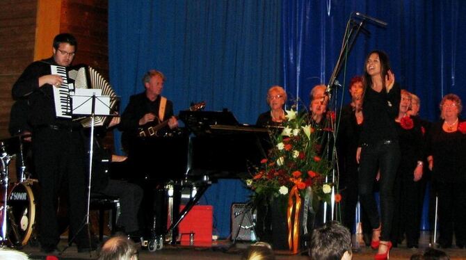 Der Chor des Gesangvereins Ohmenhausen begeisterte die Zuschauer mit klassischen und modernen Stücken.  FOTO: WAIBLINGER